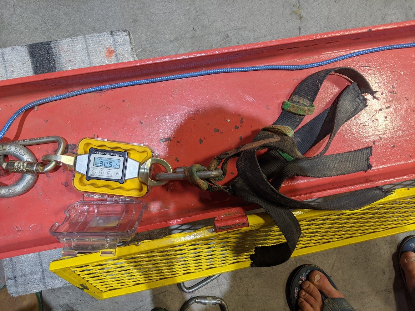 A line scale reading 30.52 kn, connected to a partially-broken harness A line scale reading 30.52 kn, connected to a partially-broken harness