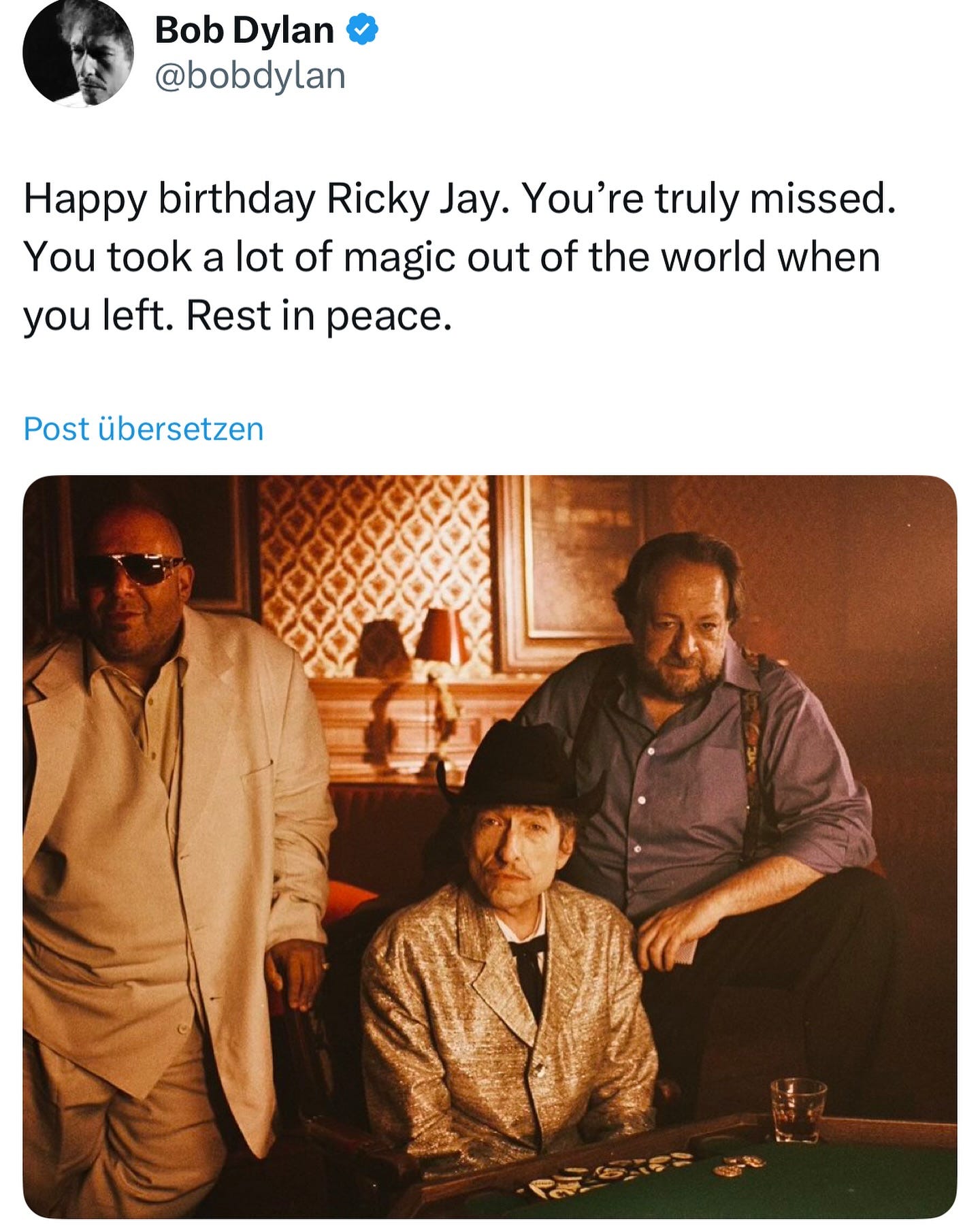 Ist möglicherweise ein Bild von 2 Personen und Text „Bob Dylan @bobdylan Happy birthday Ricky Jay. You're truly missed. You took a lot of magic out of the the world when you left. Rest in peace. Post übersetzen“