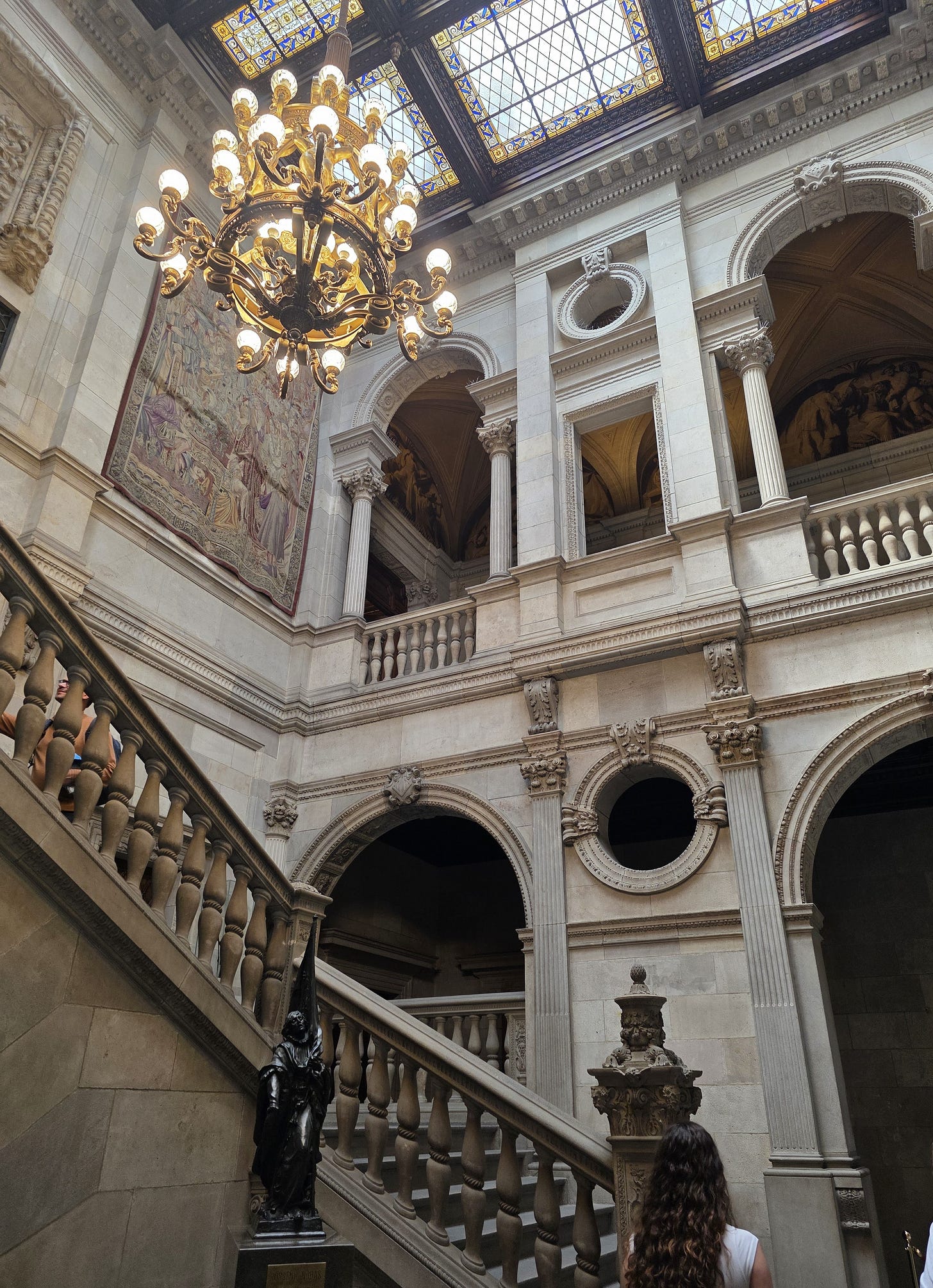 Vista de la escalera de Honor dl Ayuntamiento de Barcelona. Se aprecian los arcos de la galería gótica.