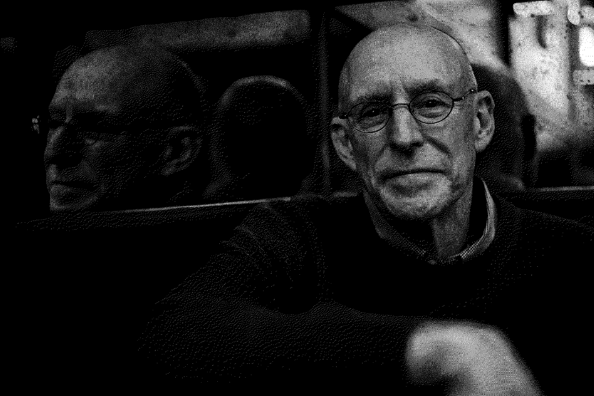 Michael Pollan, que narra suas tentativas de se aprofundar nos assuntos..