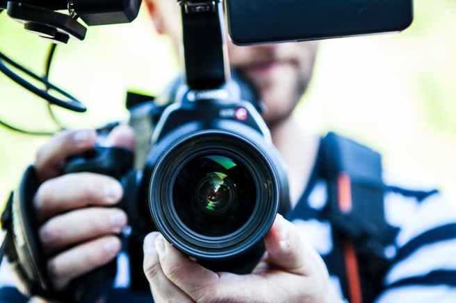 person holding canon dslr camera close up photo person holding canon dslr camera close up photo