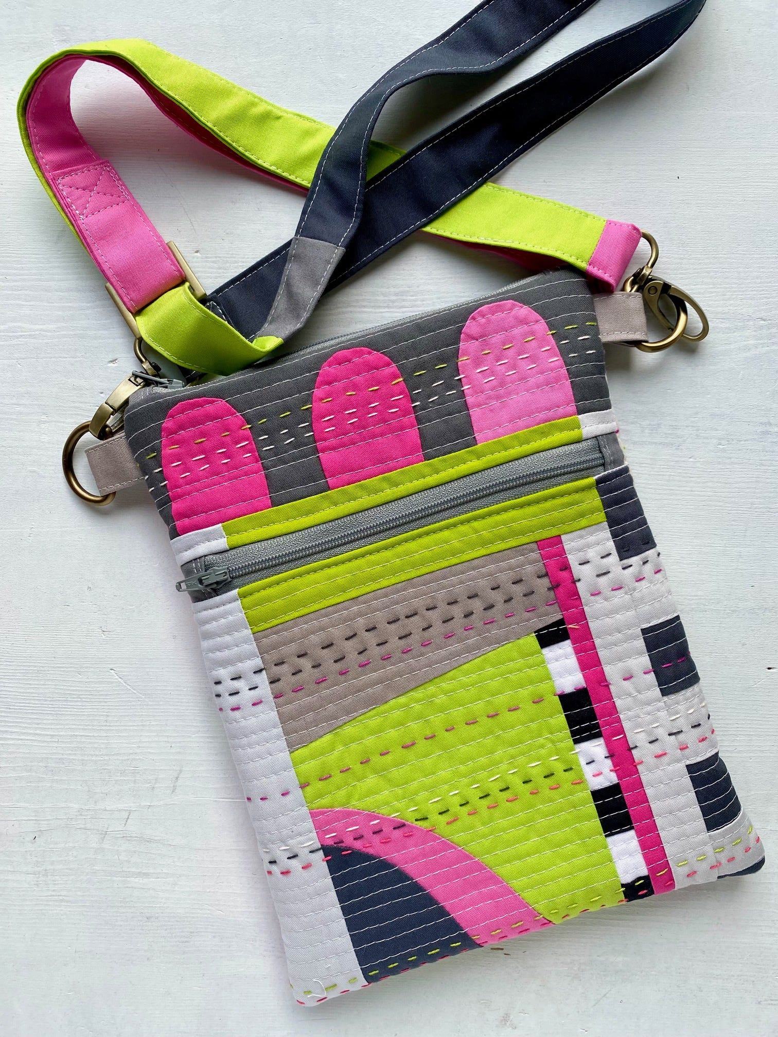 Tourist Bag - by Jo Avery - The Stitch Gathering