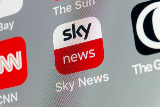 sky news, the guardian, cnn och andra mobiltelefon apps på iphone-skärmen - sky news bildbanksfoton och bilder