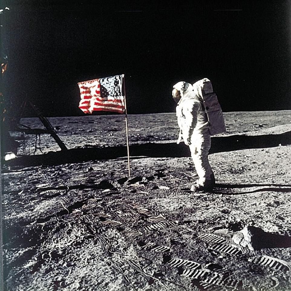 Stunning pictures of 1969 first moon landing | Daily Mail Online
