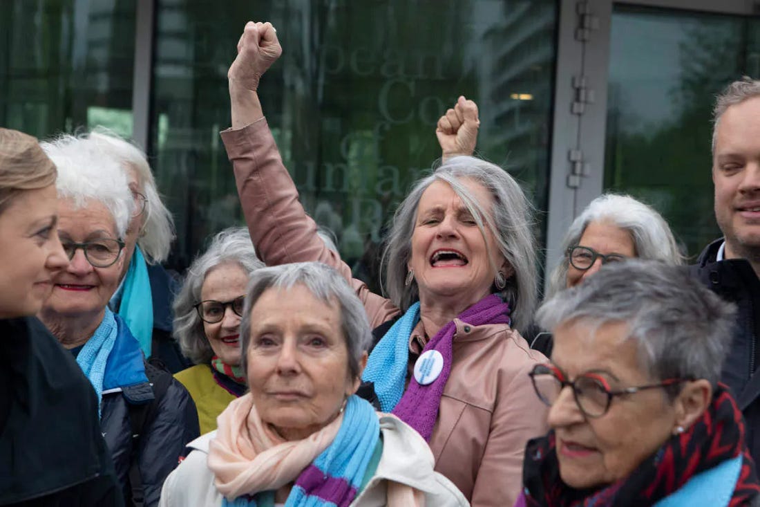 un grupo de señoras mayores que celebra su victoria en los tribunales