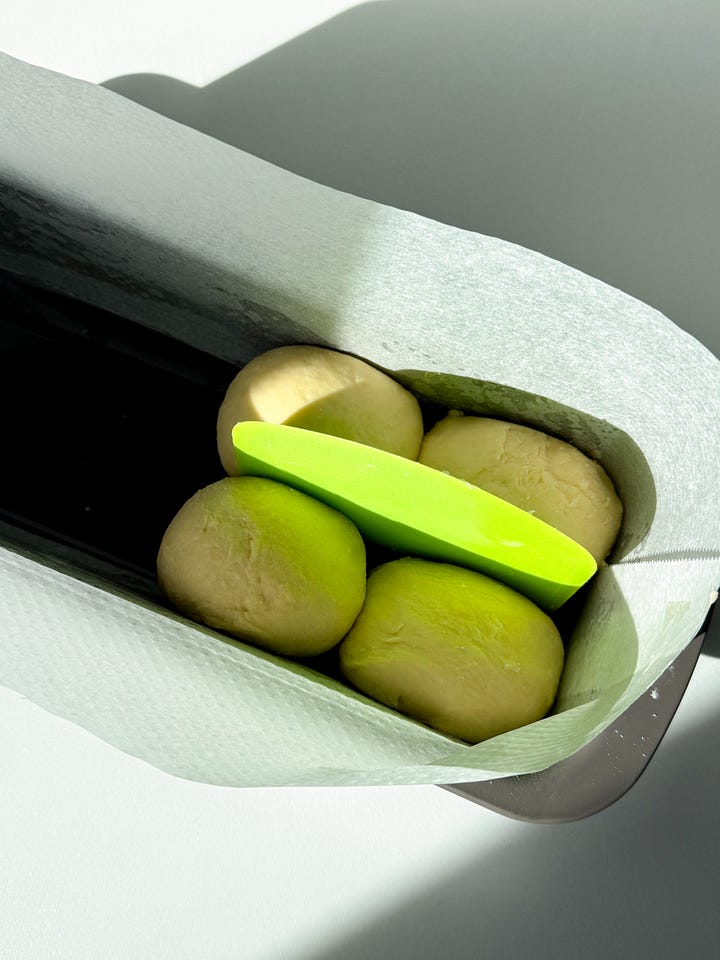 Photos of the pan and dough balls