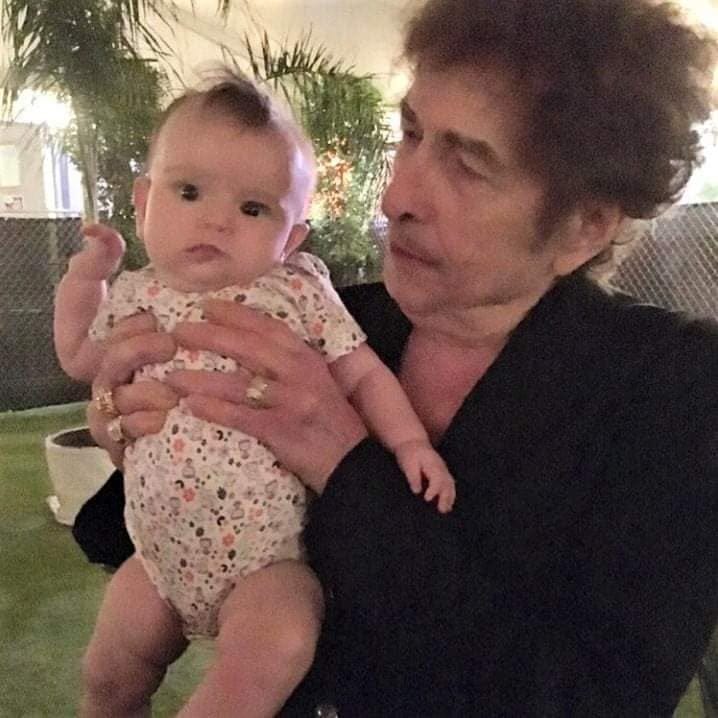 Bob trying to figure out what he is holding (Ronnie Wood's kid, 2016) : r/ bobdylan