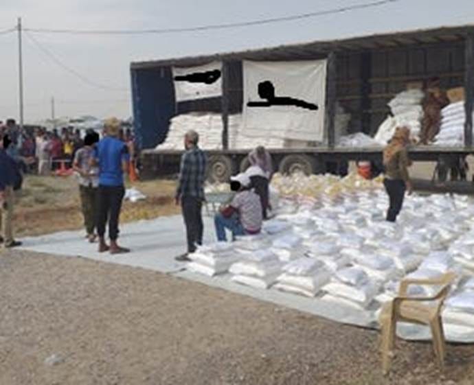 A group of people standing next to a truck

AI-generated content may be incorrect.