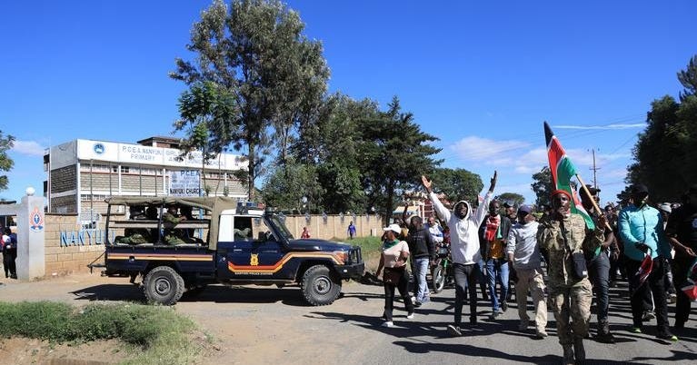 Ebola: Kenya's president defends US site amid protests