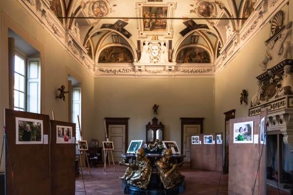 Donne di Crema esposte nel salone affrescato di Palazzo Zurla De Poli a Crema (Cr)