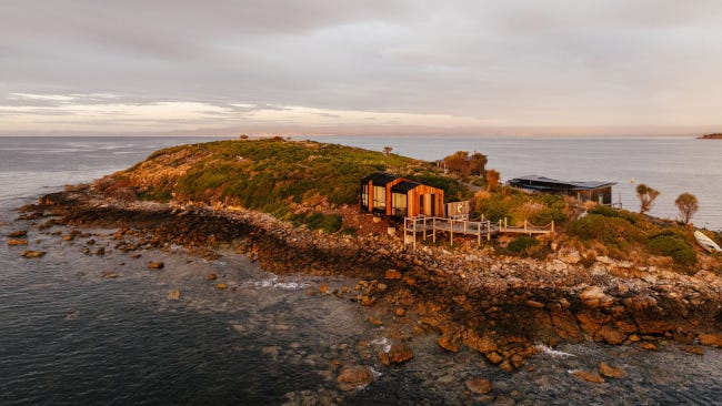 Autre vue de l'île déserte où l'on peut remarquer en effet, de l'autre côté, à peut-être 50 mètres maximum, un autre chalet