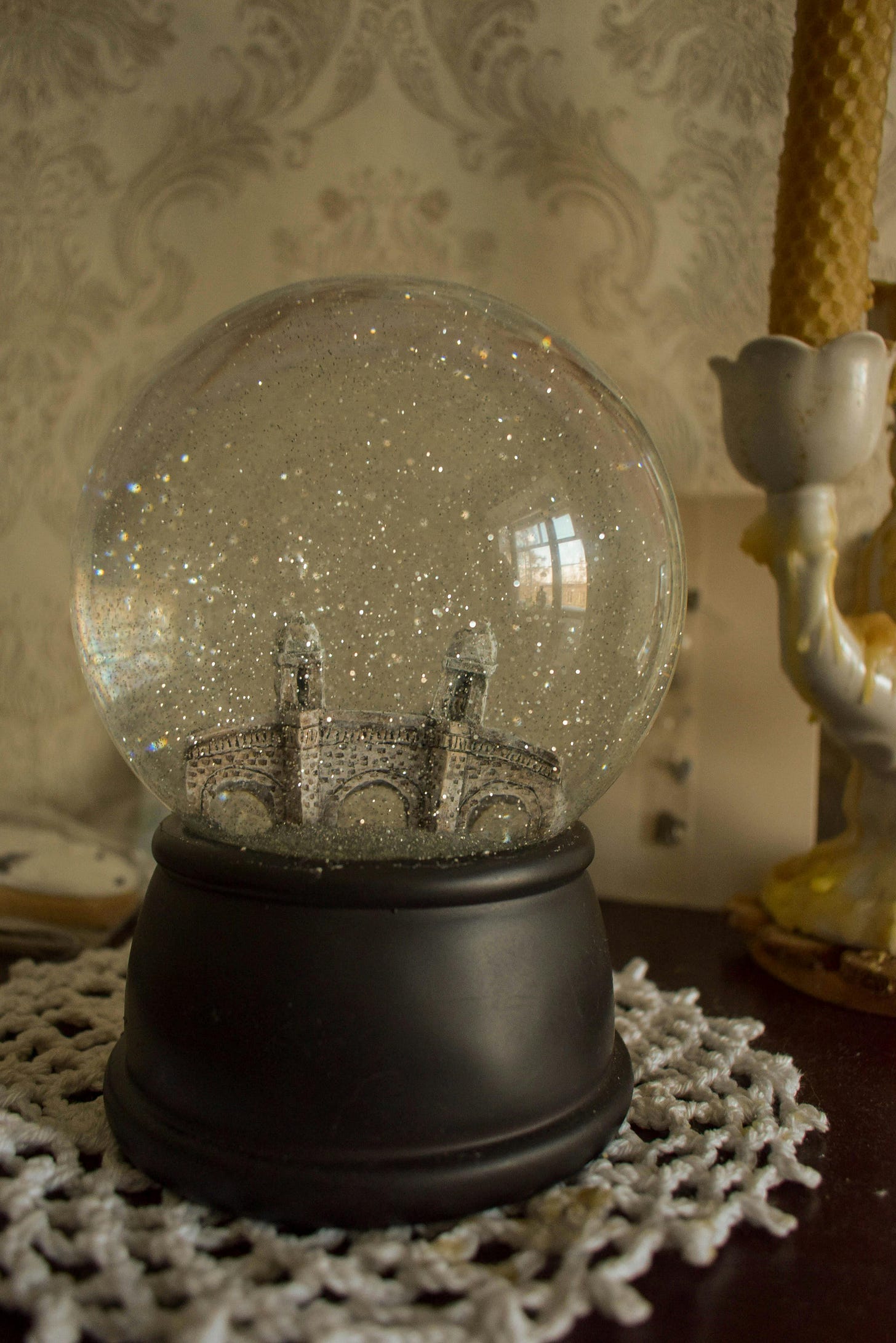 Free A glittering snow globe with a miniature bridge, perfect for adding a touch of winter magic to any room. Stock Photo
