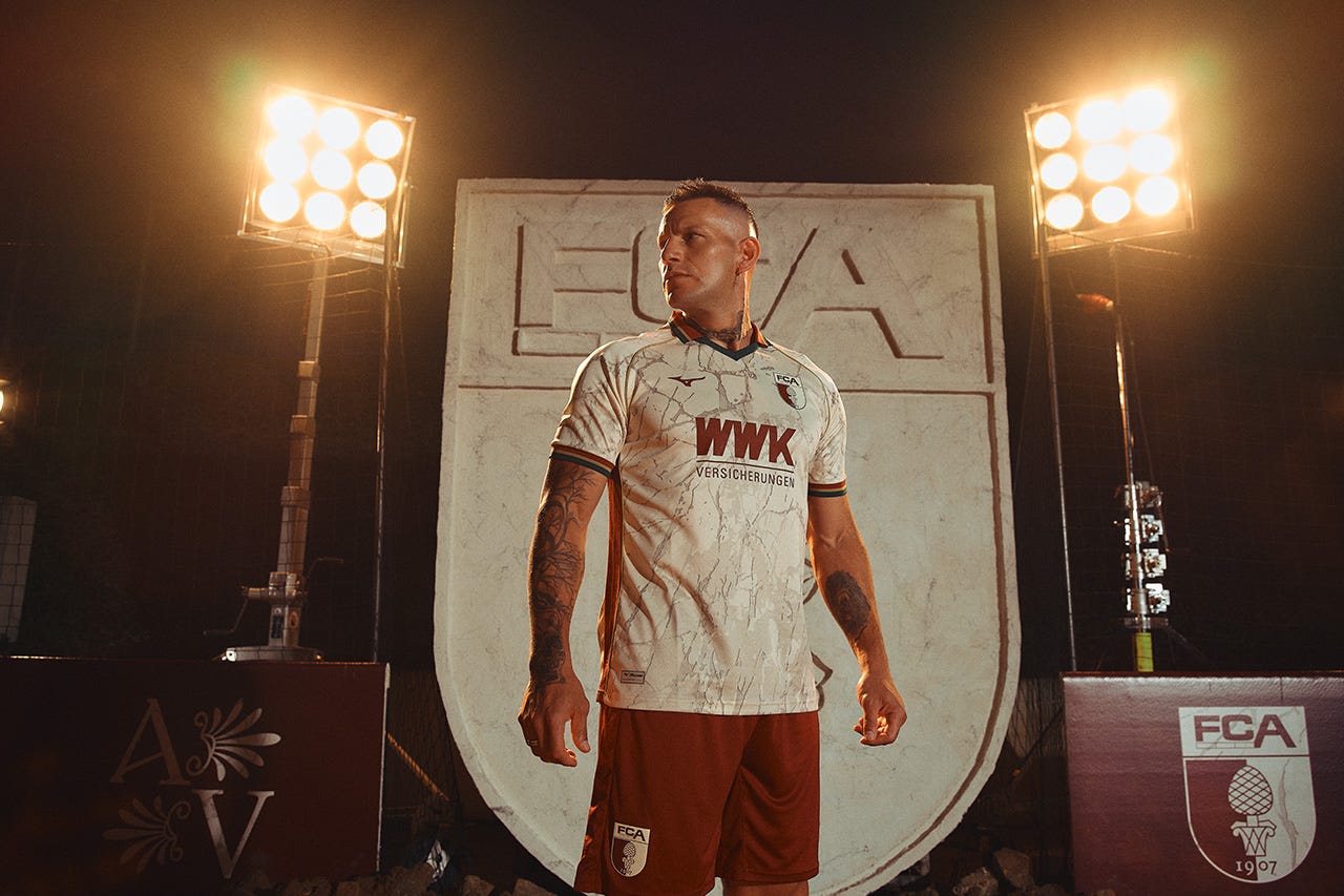 Der FC Augsburg präsentiert sein neues Heimtrikot 2026/27