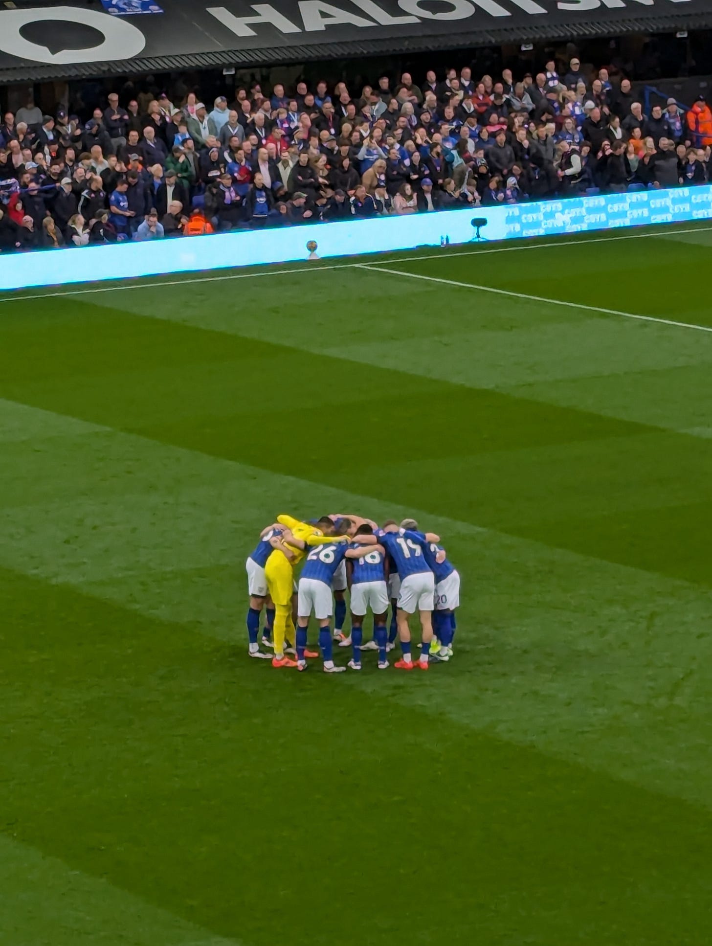 Ipswich players huddle in their own half, pre-kick off of Ipswich-Leicester