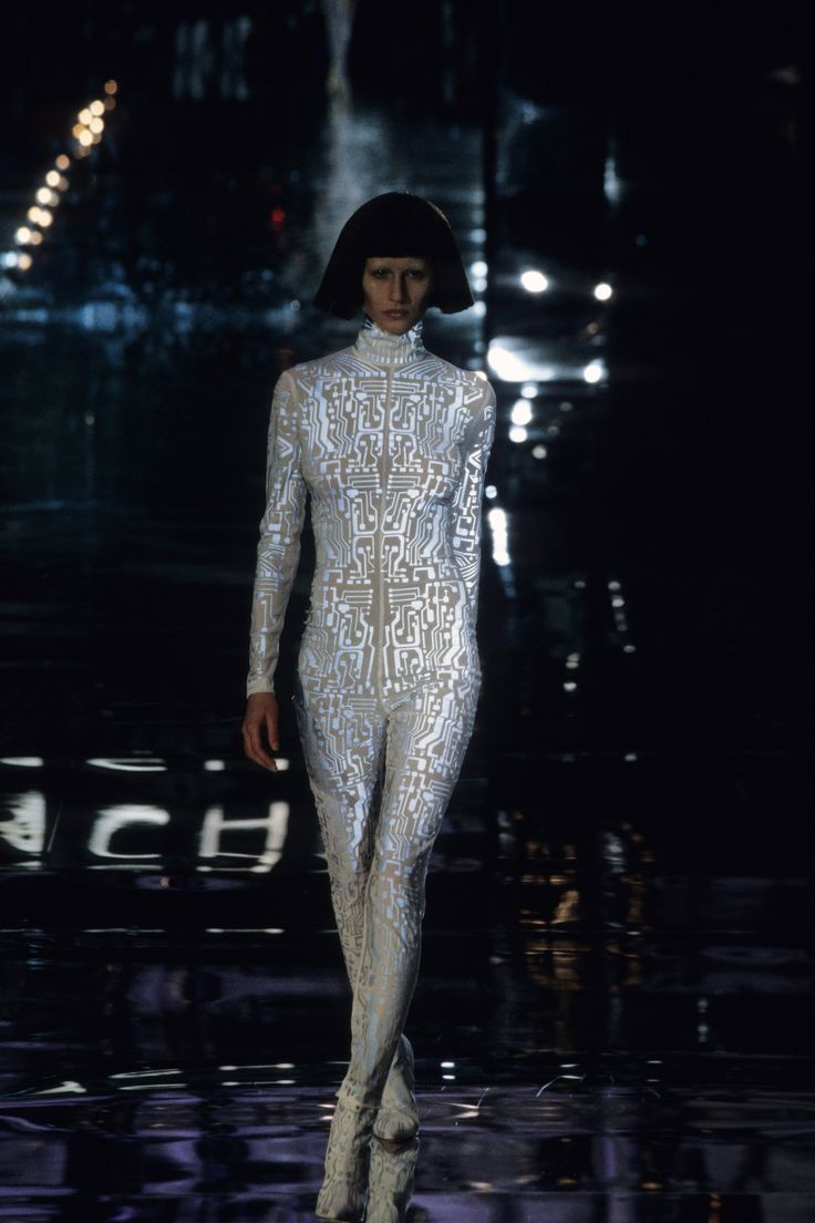 Givenchy Fall 1999 Ready-to-Wear Fashion Show
