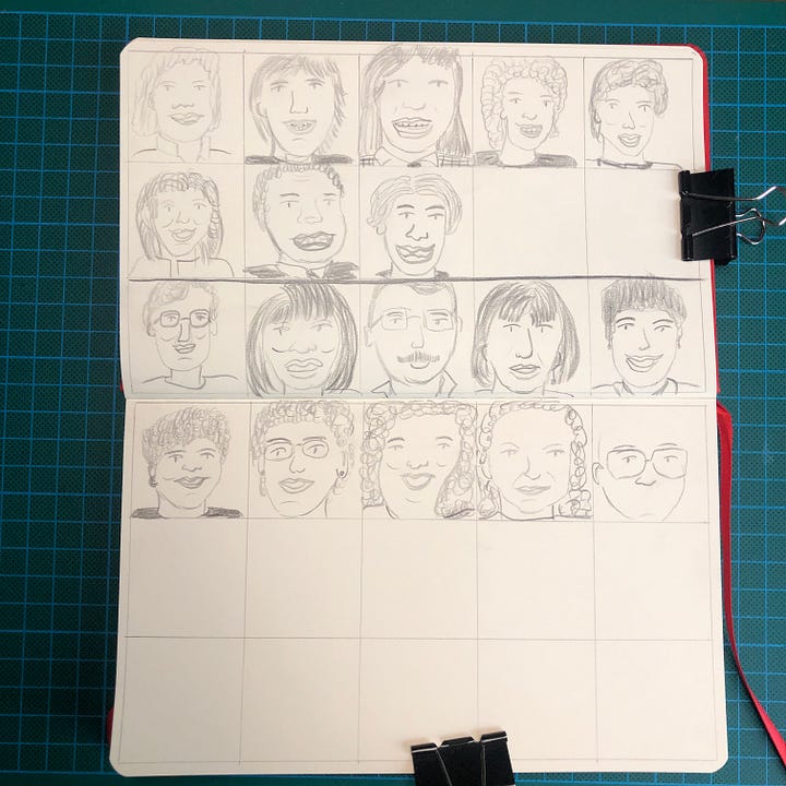 Photo de deux doubles-pages de mon sketchbook posé sur mon tapis de découpe. On y voit 41 portraits d'étudiants et de professeurs, réalisés au crayon graphite et crayons de couleurs.