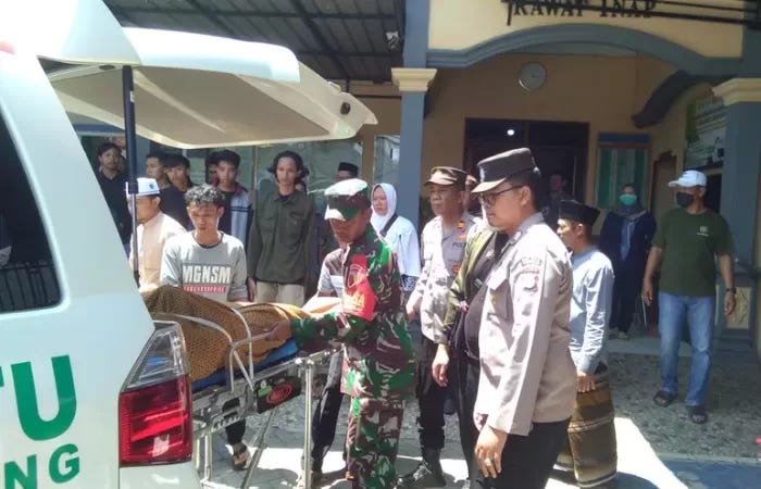 Proses evakuasi jasad Mahasiswa KKN yang meninggal mendadak di Trenggalek. ( (POLRES UNTUK RADAR TRENGGALEK)) Proses evakuasi jasad Mahasiswa KKN yang meninggal mendadak di Trenggalek. ( (POLRES UNTUK RADAR TRENGGALEK))