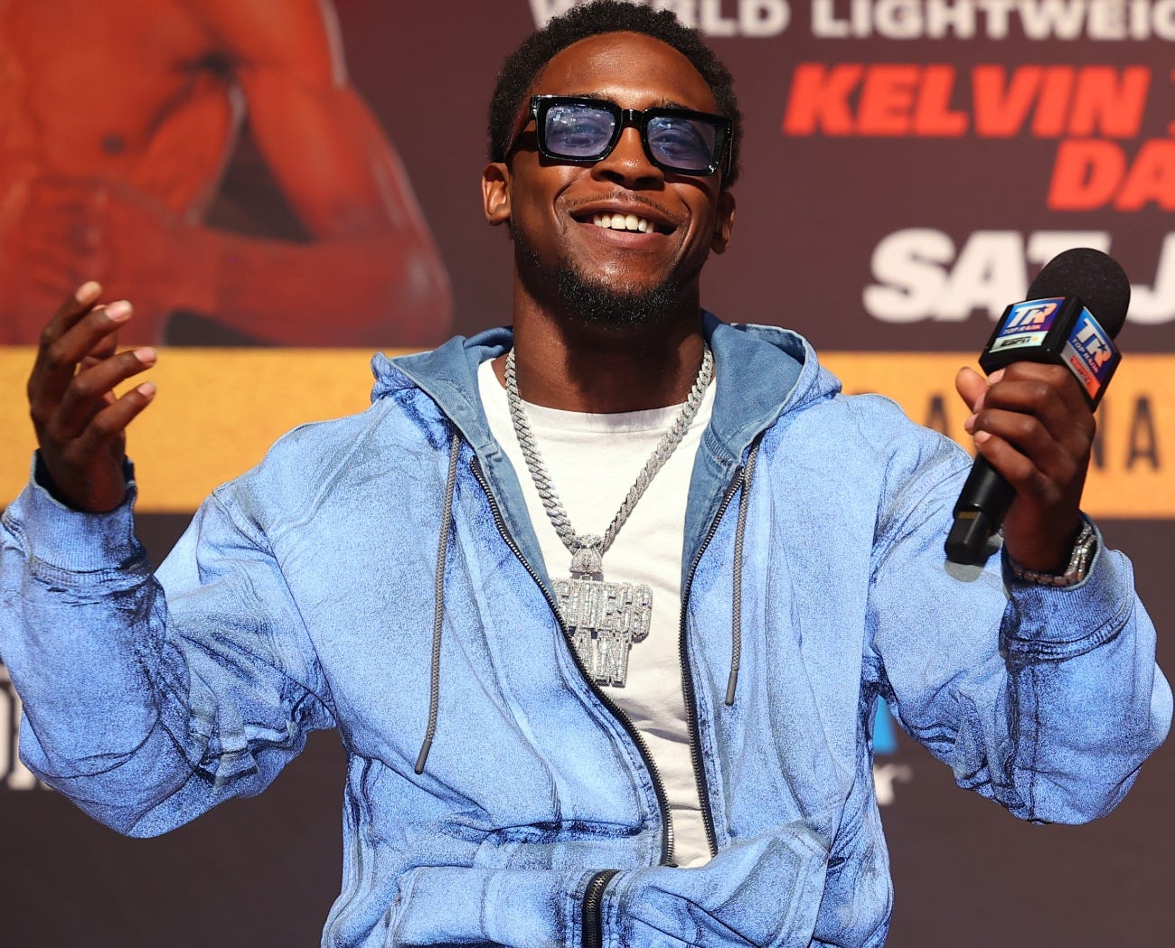 Image: Keyshawn Davis's 135-lb struggle vs. De Los Santos: Last lightweight bout?