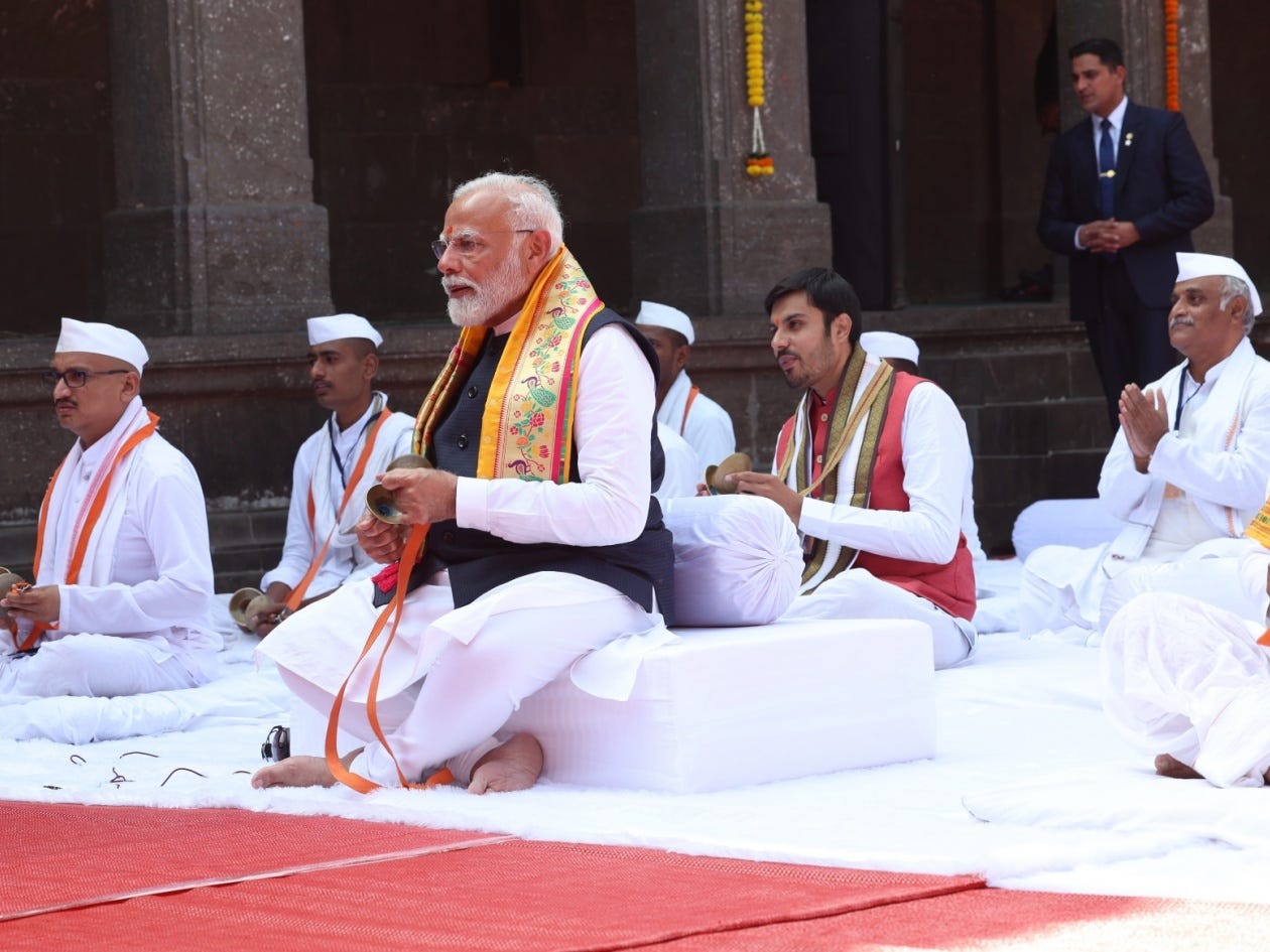 PM Modi Cleans Kalaram Temple: कालाराम मंदिर में अलग अंदाज में दिखे पीएम  मोदी, साफ सफाई, 'भजन-कीर्तन' और झांझ-मजीरे भी बजाए, देखें वीडियो