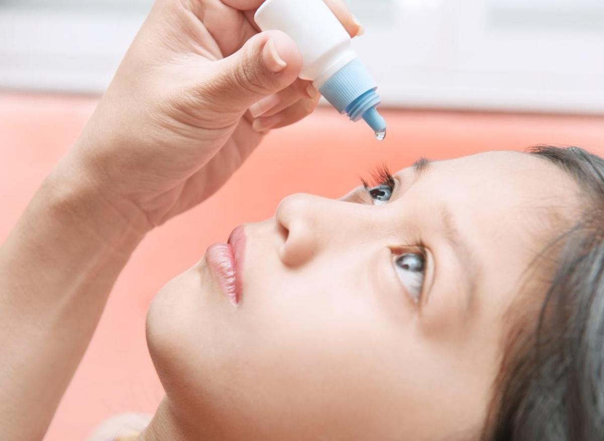 Des gouttes oculaires pour ralentir la myopie chez les enfants