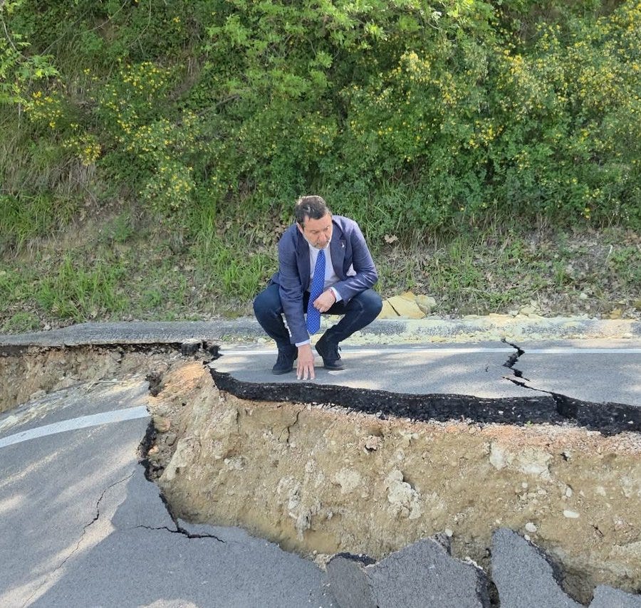 Salvini che tocca il suolo franato