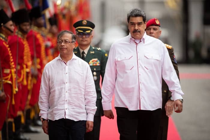  Colombian President Gustavo Petro, left, met Tuesday in  Caracas  with Venezuela’s authoritarian President Nicolás Maduro. 