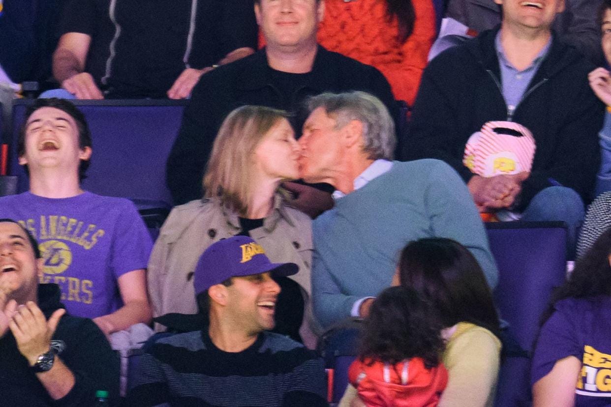 celebrities at the los angeles lakers game