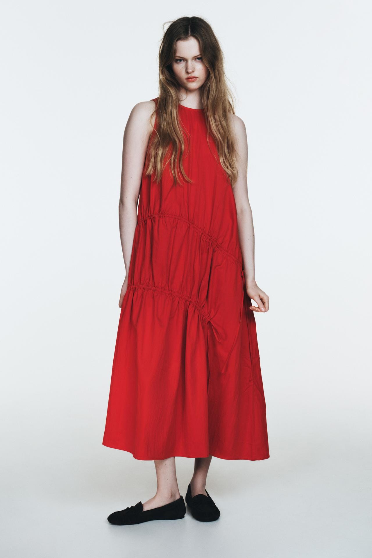 Red sleeveless midi dress set, round neck, with side ties and back button closure.