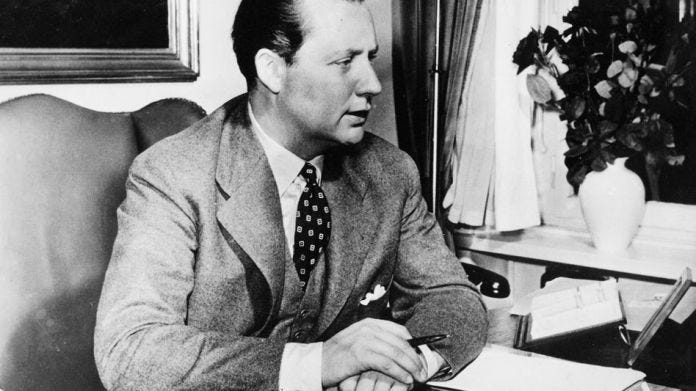 Verleger Axel Springer in seinem Büro (18.10.1958): Informationen "abgeschöpft" Verleger Axel Springer in seinem Büro (18.10.1958): Informationen "abgeschöpft"