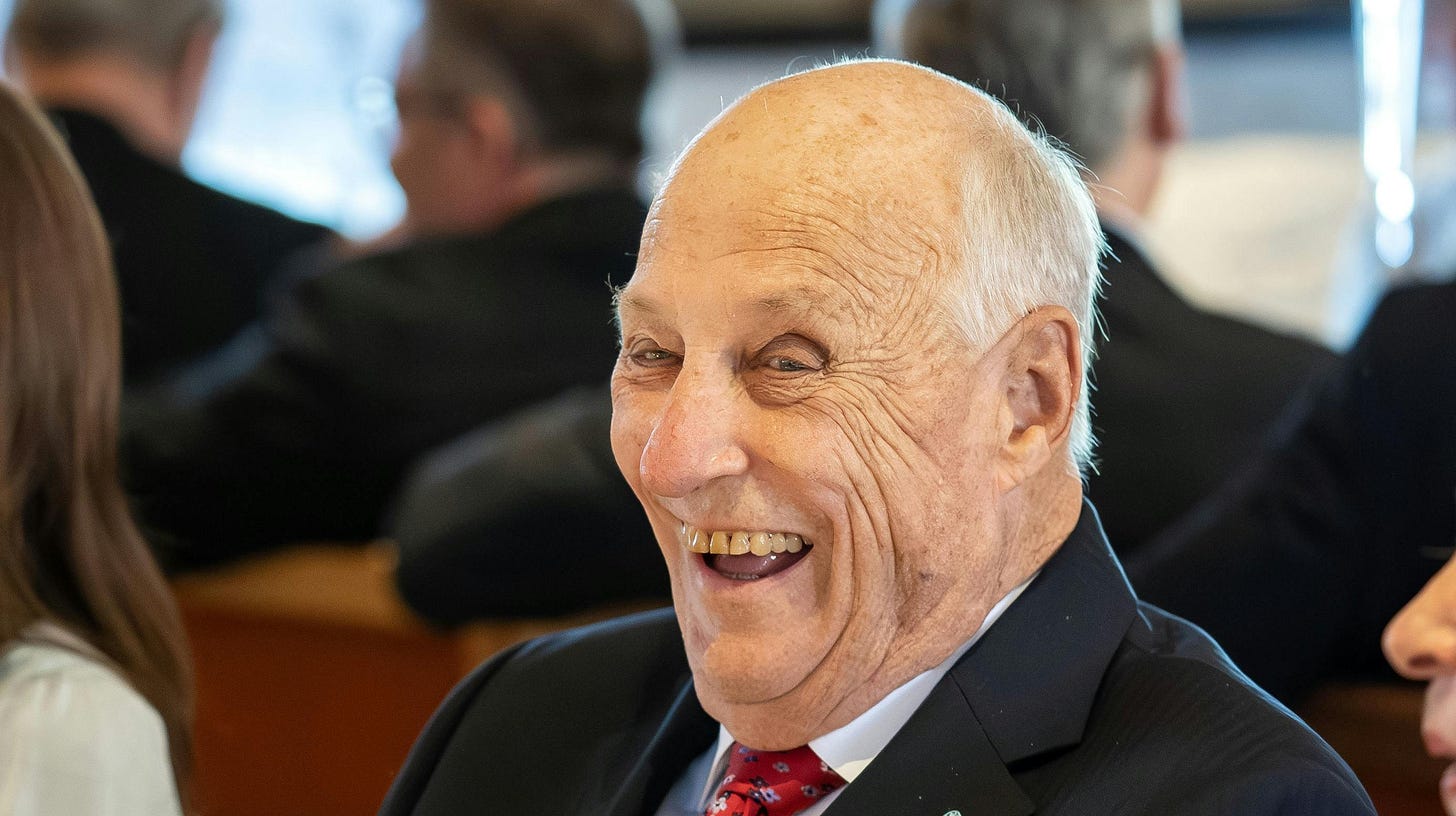 Kong Harald er tirsdag aften blevet indlagt på et hospital på Tenerife.