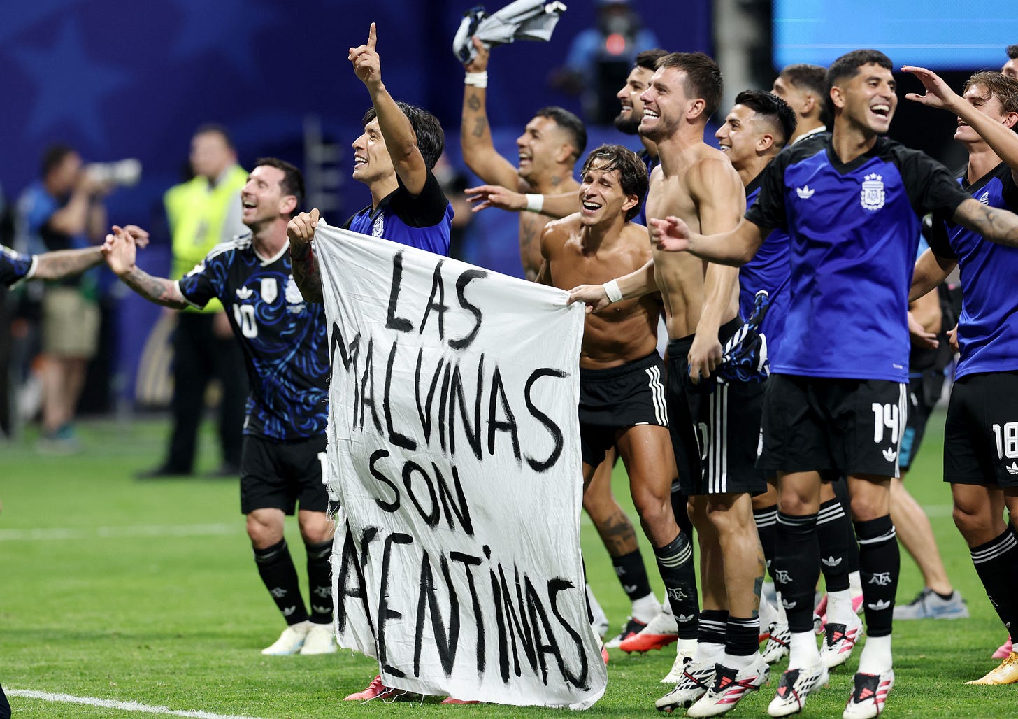 Las Malvinas son argentinas”: la bandera que emocionó al país en el festejo  de la Selección ante Inglaterra | canal26.com