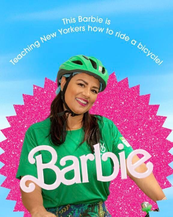 Deux personnes avec un casque vert et le logo barbie devant eux.