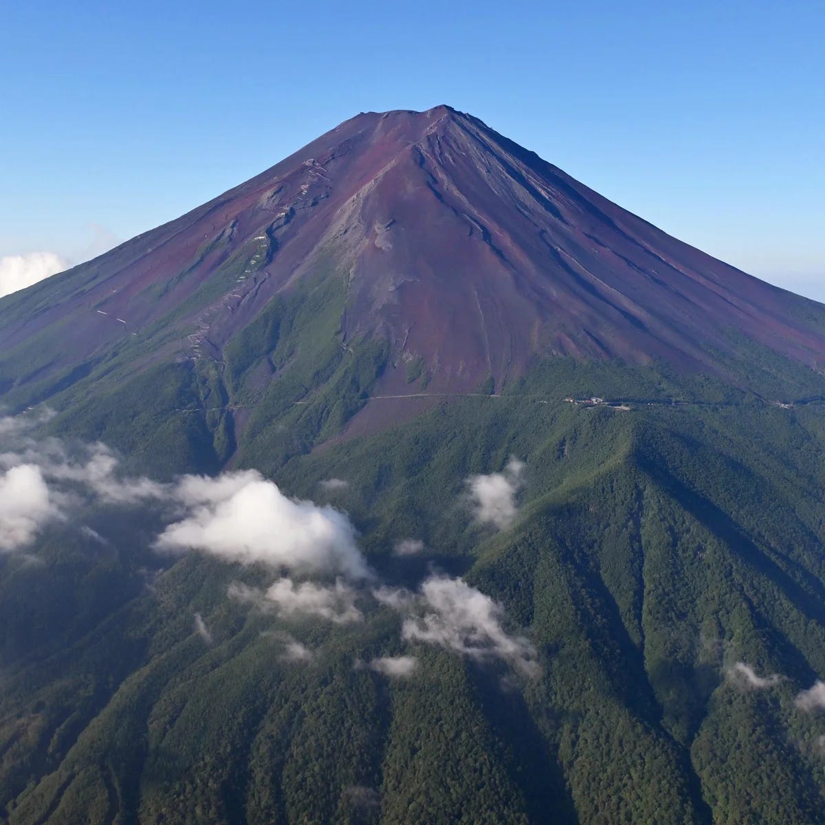 Imagen del monte Fuji sin nieve en el mes de octubre