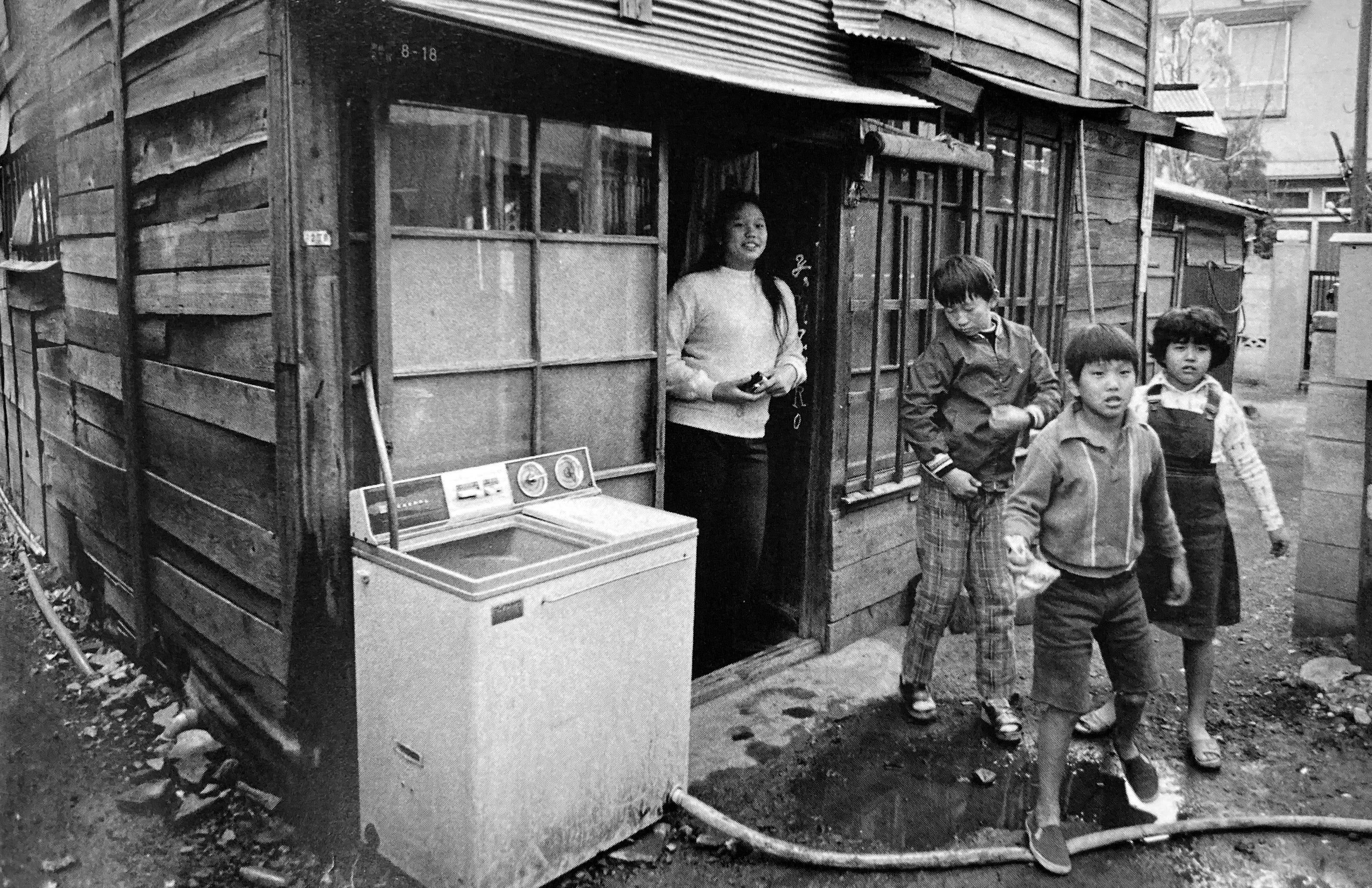 街中の幸せ Memories from 1960s Japan - by Gianni Simone