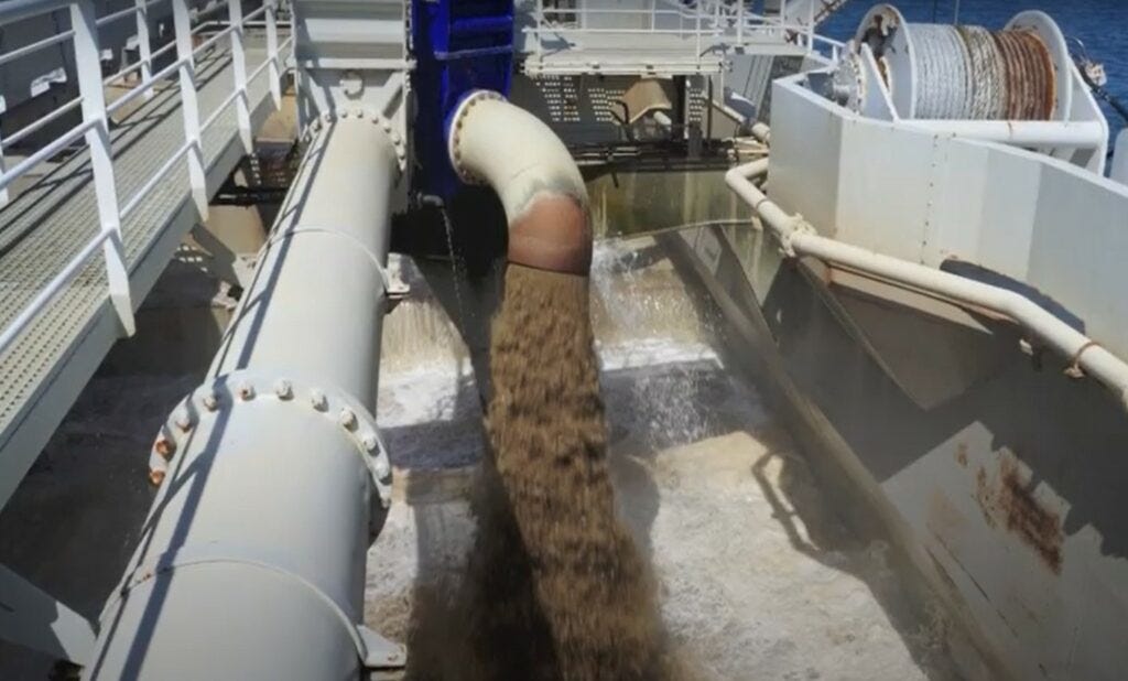 Un “navire-aspirateur” extracteur de sable en action (extrait d’une vidéo)
