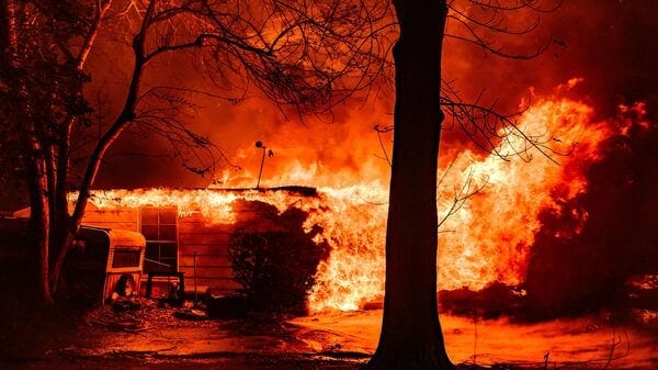 Los Angeles wildfire: 30,000 people forced to flee as massive blaze engulfs cars, homes; emergency declared | 10 points | Today News Los Angeles wildfire: 30,000 people forced to flee as massive blaze engulfs cars, homes; emergency declared | 10 points | Today News