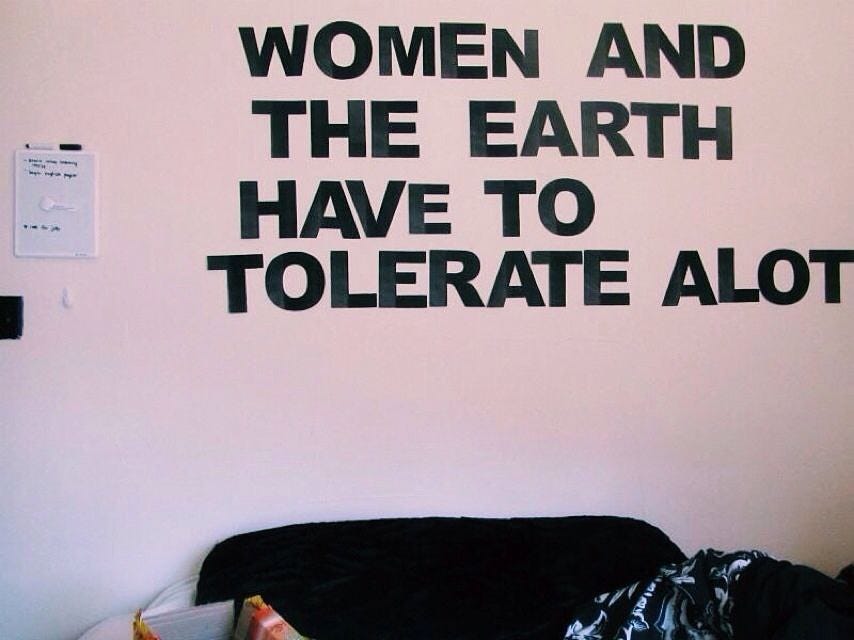 Text på vägg: Women and the earth have to tolerate a lot.