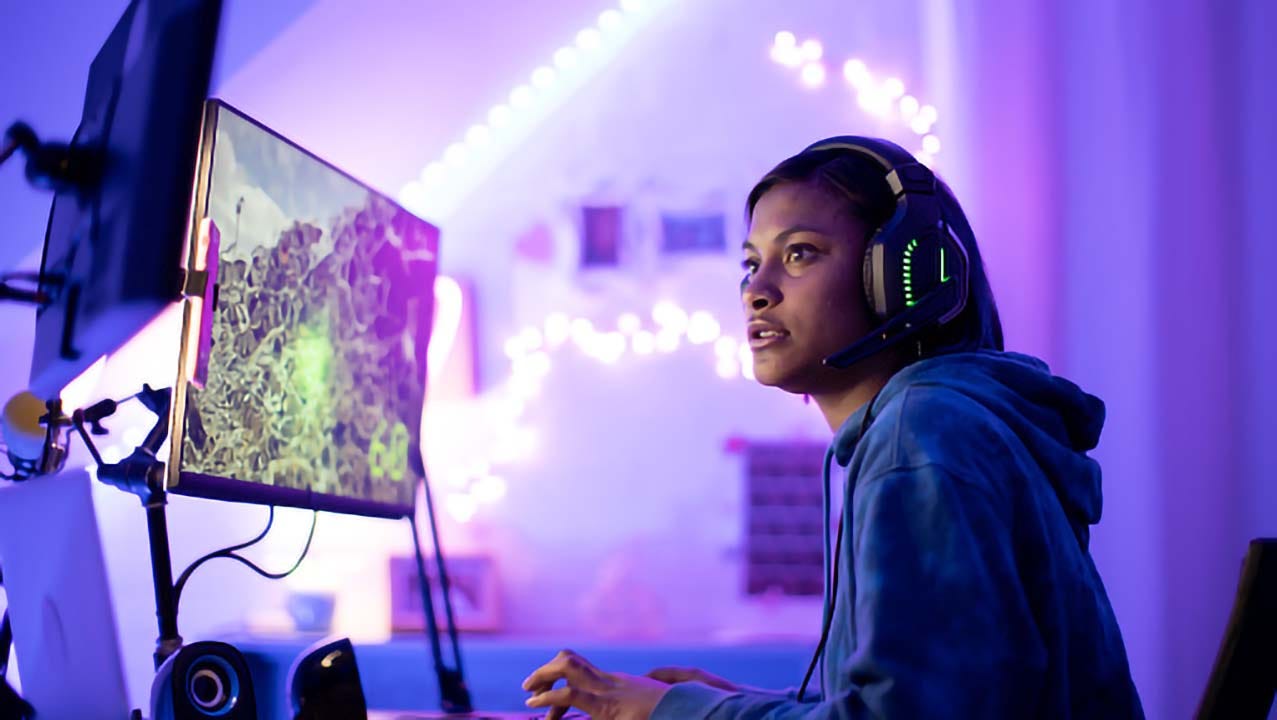 Woman playing PC games Woman playing PC games