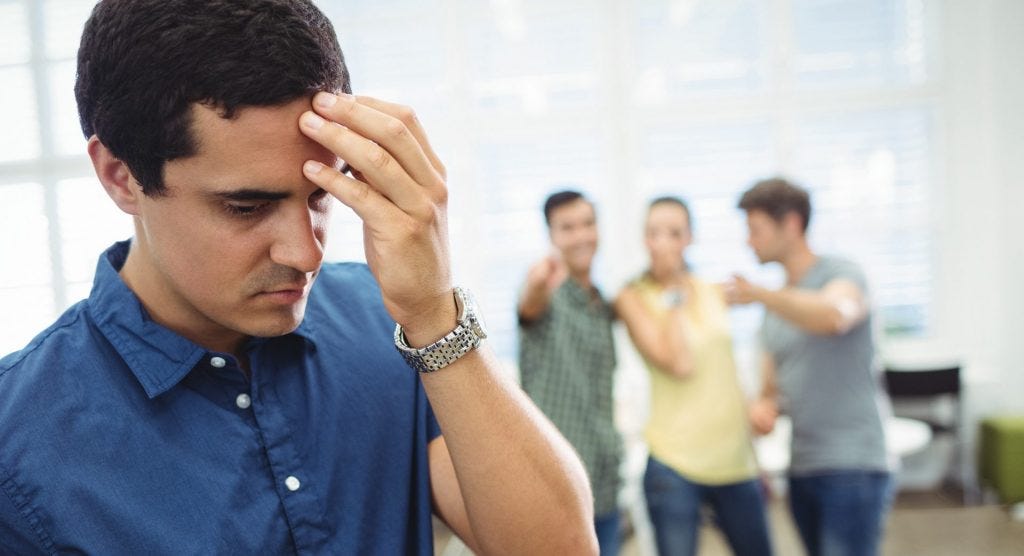 Juzgar a otros y sus implicaciones: lo que dices de otro, dice más de ti