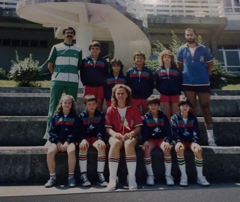 Uma imagem com pessoa, vestuário, sapatos, ar livre

Os conteúdos gerados por IA poderão estar incorretos.