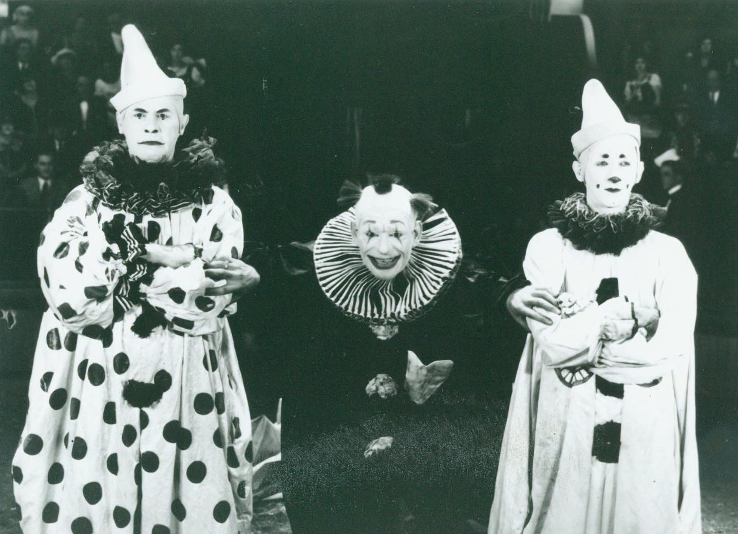 An internet legend holds that the clown to Chaney's left is Bela Lugosi in an early role. Lugosi may have been a background extra in the film (some claim he's a bearded man who laughs at Chaney in the Académie), but he certainly didn't play one of the clowns.