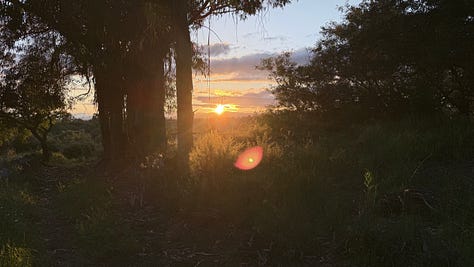 coucher de soleil avec maison en pierre et tambour