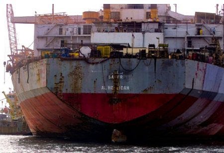 Un pétrolier yéménite à l'abandon sur les côtes Un pétrolier yéménite à l'abandon sur les côtes
