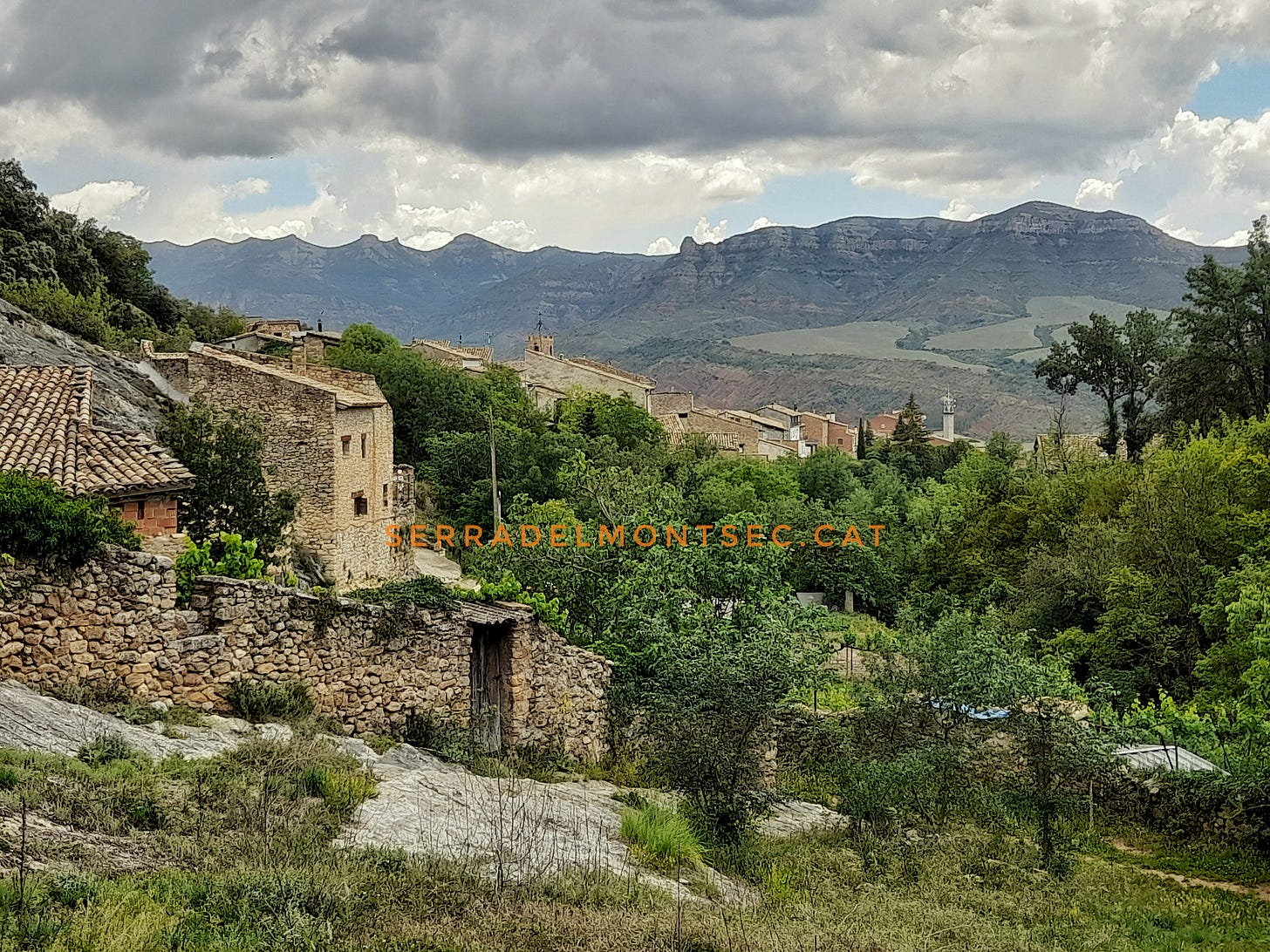 En primer terme el poble d’Areny de Noguera, Ribagorça d’Osca, Aragó. Al fons, el Cingle de Sant Cosme, la Serra del Codó i la Serra de Gurp, Pallars Jussà. Catalunya. La Clotada d’Areny o La Terreta. En primer terme el poble d’Areny de Noguera, Ribagorça d’Osca, Aragó. Al fons, el Cingle de Sant Cosme, la Serra del Codó i la Serra de Gurp, Pallars Jussà. Catalunya. La Clotada d’Areny o La Terreta.