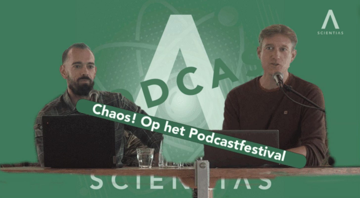 Twee mannen zitten achter een tafel met elk een laptop voor zich en een microfoon. Ze nemen deel aan een podcast of discussie. Op de achtergrond staat een groot groen logo met de letters 'DCA' en het woord 'SCIENTIAS'. Een groene banner over de afbeelding heen bevat de tekst: 'Chaos! Op het Podcastfestival'. Beide mannen kijken geconcentreerd en lijken betrokken bij het gesprek. Twee mannen zitten achter een tafel met elk een laptop voor zich en een microfoon. Ze nemen deel aan een podcast of discussie. Op de achtergrond staat een groot groen logo met de letters 'DCA' en het woord 'SCIENTIAS'. Een groene banner over de afbeelding heen bevat de tekst: 'Chaos! Op het Podcastfestival'. Beide mannen kijken geconcentreerd en lijken betrokken bij het gesprek.