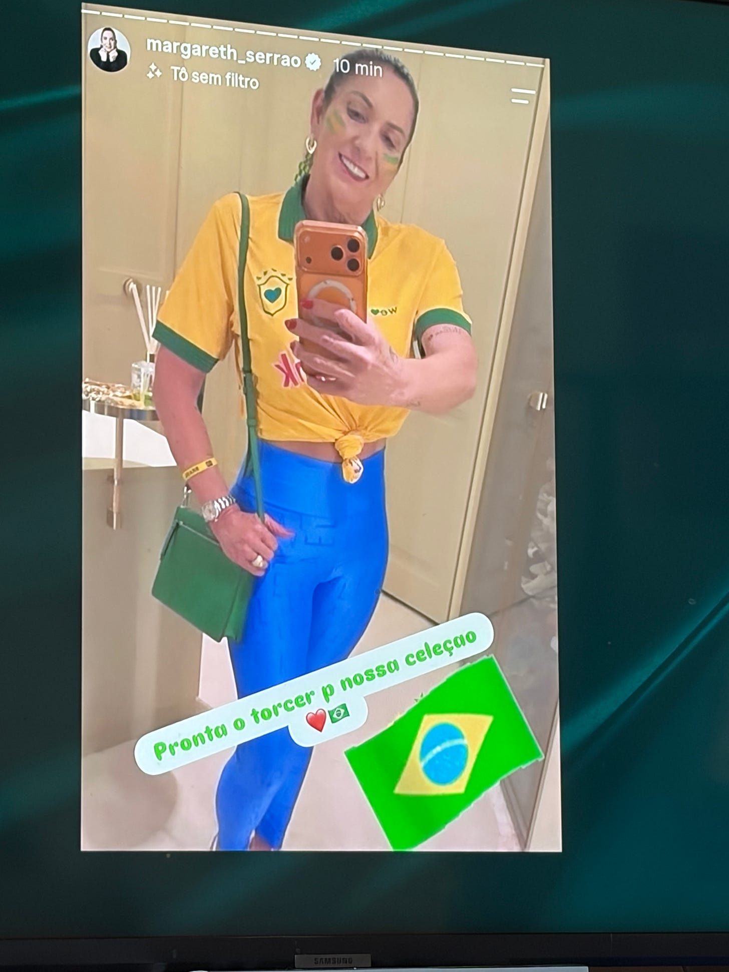 Print dos stories da mãe da Virgínia mostrando o look pra ver o jogo do Brasil com a legenda "pronta o torcer p nossa celeção"