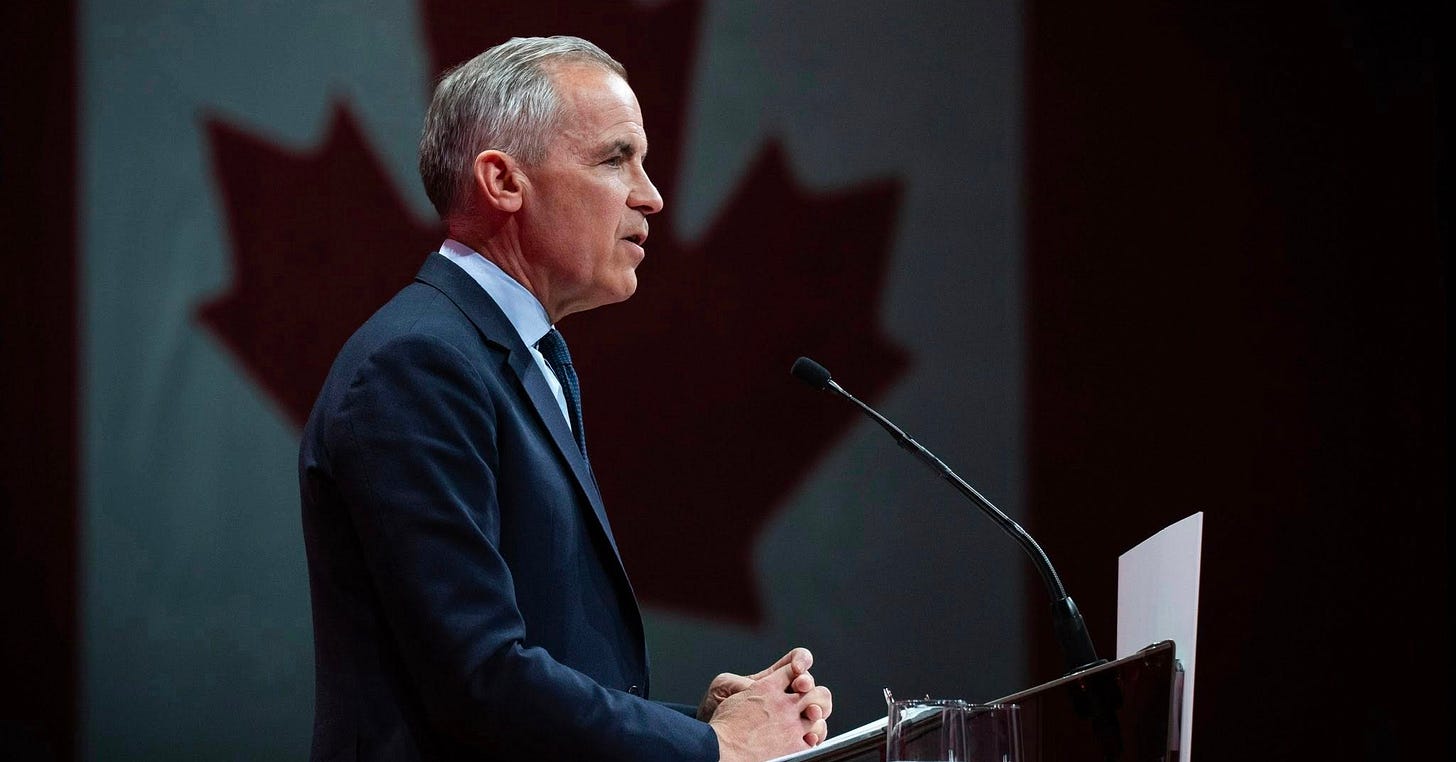 Le Premier ministre Mark Carney prononce un discours depuis un podium.