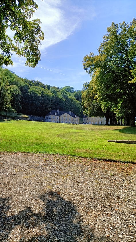 des paysages du Jura, beaucoup de vert, de l'eau, des vieilles pierres, des vignes, un musée, un petit hotel charmant, une place de village un chateau