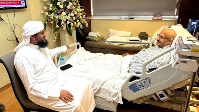 أبو زرعة المحرمي يزور طارق صالح في مستشفى أبوظبي للاطمئنان على صحته |  الساحل الغربي