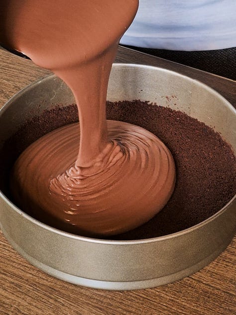 Sequência de fotos que mostram o preparo de um cheesecake de chocolate.